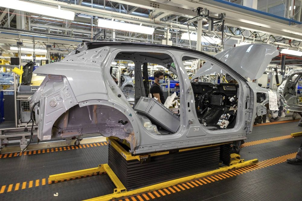 Renault Group acelera su transformación: más de la mitad de sus ventas en Europa ya son electrificadas V12MAGAZINE Renault Group cerró un sólido primer semestre de 2026, pero la verdadera noticia está en su transformación. La electrificación ya representa el 52 % de sus ventas en Europa y la marca acelera el lanzamiento de una nueva generación de modelos. V12MAGAZINE