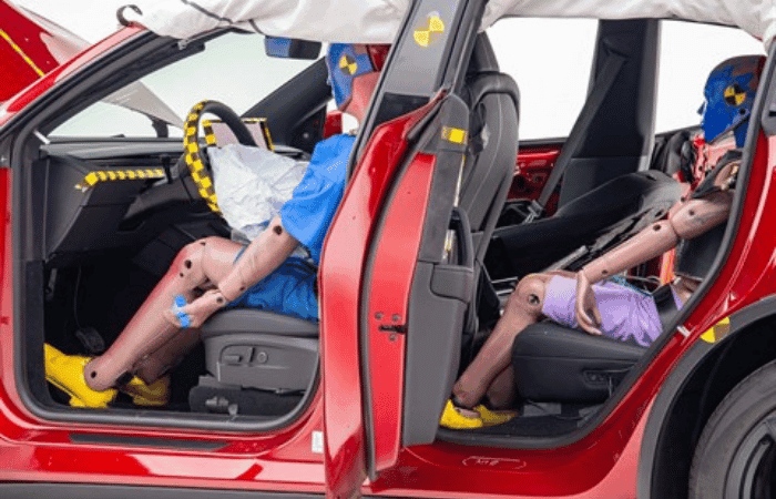 Tesla Model Y 2026 fue puesta a prueba: este fue el resultado que sorprendió al IIHS V12MAGAZINE Tesla Model Y IIHS
