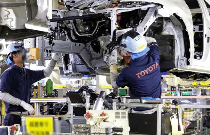 Toyota prepara una revolución: 400.000 robots llegarán a sus fábricas desde 2028 V12MAGAZINE Toyota robots