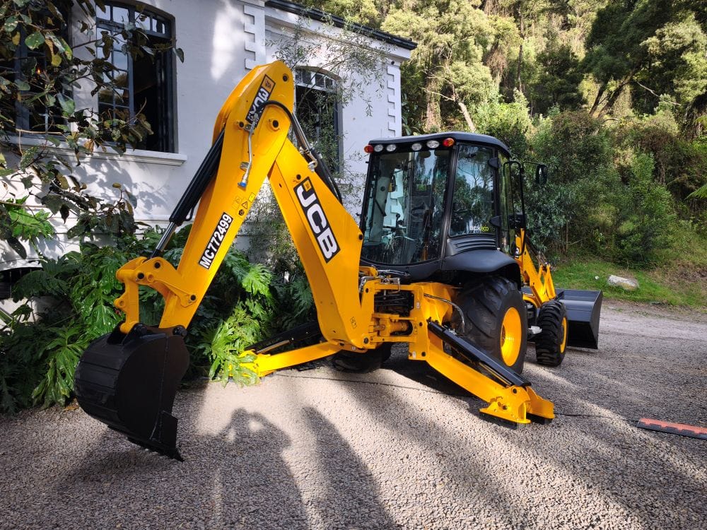 La nueva operación de JCB en Colombia pone sobre la mesa algo que quienes trabajan con maquinaria pesada conocen bien: una máquina parada también cuesta dinero. V12MAGAZINE