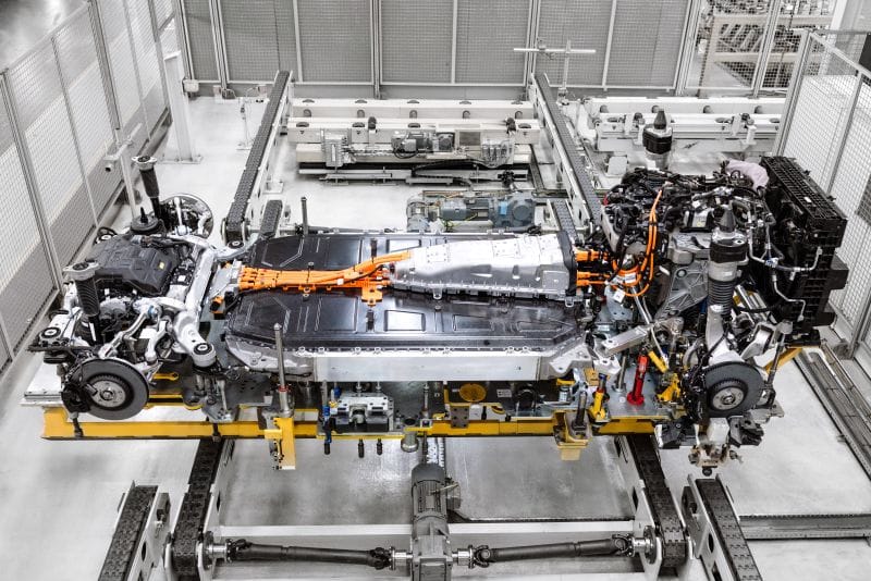 Range Rover Electric: el lujo británico se enfrenta a su transformación más importante V12MAGAZINE Range Rover Electric no representa simplemente la llegada de un nuevo SUV eléctrico: es el momento en que uno de los grandes símbolos del lujo automotor decide cambiar su corazón sin renunciar a su esencia. V12MAGAZINE