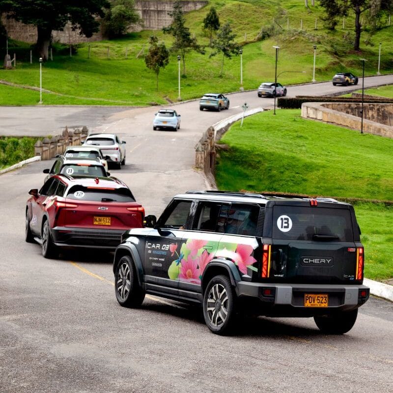 Caravana All Engine de carros eléctricos e híbridos: así podrían cambiar los viajes con mascotas V12MAGAZINE Una caravana de más de 30 vehículos electrificados recorrerá Bogotá y la Sabana con mascotas a bordo para explorar cómo cambia su experiencia de viaje. V12MAGAZINE