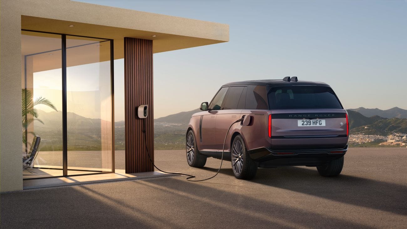 Range Rover Electric: el lujo británico se enfrenta a su transformación más importante V12MAGAZINE Range Rover Electric no representa simplemente la llegada de un nuevo SUV eléctrico: es el momento en que uno de los grandes símbolos del lujo automotor decide cambiar su corazón sin renunciar a su esencia. V12MAGAZINE