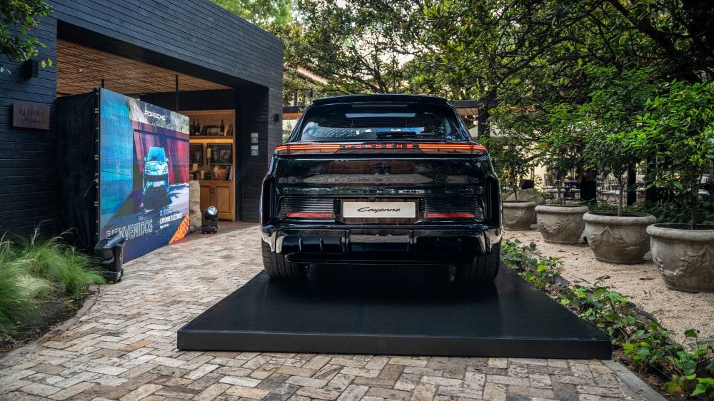 Porsche Cayenne Eléctrico: 1.156 HP para la SUV de producción más potente creado por la marca V12MAGAZINE El Cayenne entra en la era eléctrica en Colombia con una versión que supera los 1.000 caballos y combina aceleración de superdeportivo con autonomía, carga rápida y capacidad de remolque. V12MAGAZINE