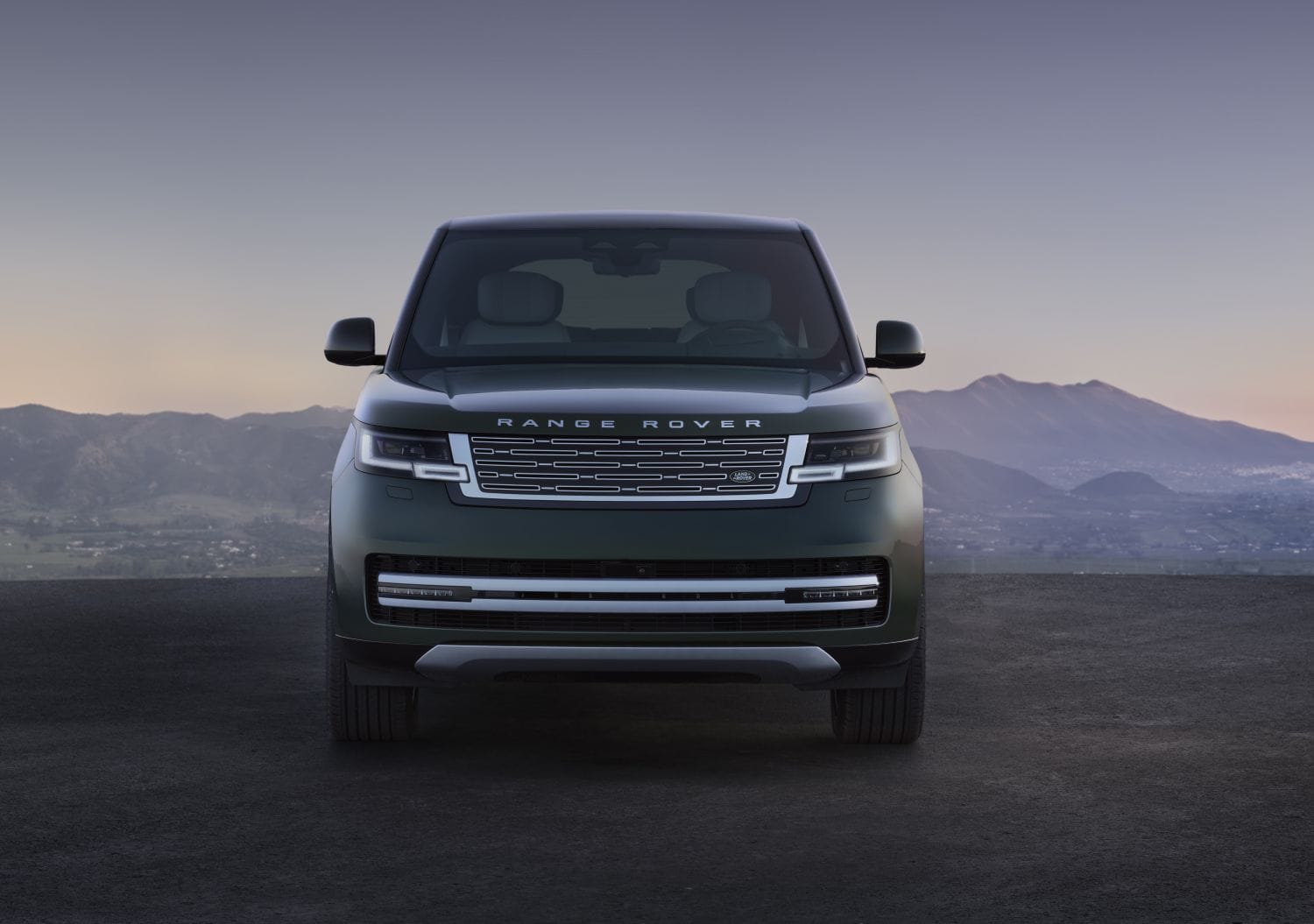 Range Rover Electric: el lujo británico se enfrenta a su transformación más importante V12MAGAZINE Range Rover Electric no representa simplemente la llegada de un nuevo SUV eléctrico: es el momento en que uno de los grandes símbolos del lujo automotor decide cambiar su corazón sin renunciar a su esencia. V12MAGAZINE