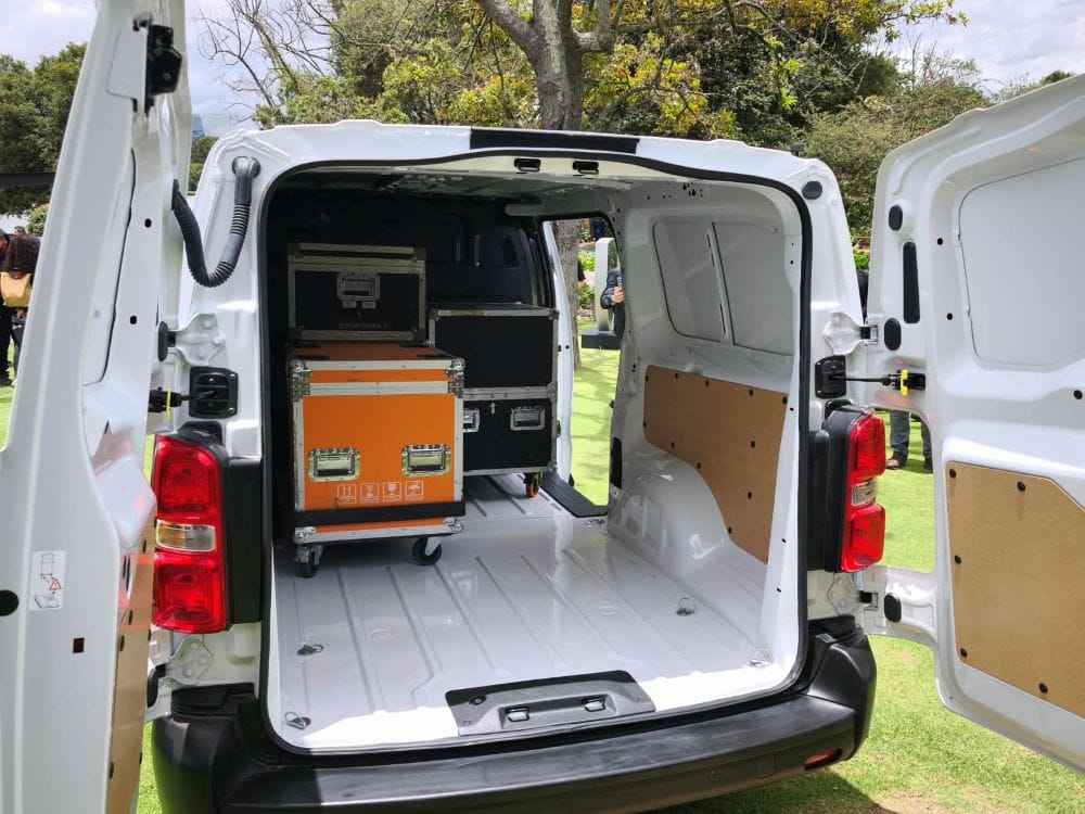 Peugeot Utilitarios: cuando la electrificación también tiene que trabajar V12MAGAZINE La electrificación también está llegando a las herramientas de trabajo. Peugeot amplía su oferta comercial con dos vans eléctricas pensadas para diferentes operaciones. V12MAGAZINE