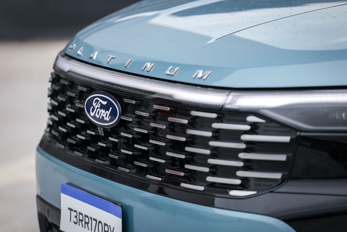Ford Territory Platinum: la versión tope de gama que llega con más lujo y tecnología V12MAGAZINE Ford completa la familia Territory en Colombia con una versión Platinum que mantiene el sistema híbrido de 240 hp, pero eleva el nivel de confort, tecnología y asistencia al conductor. V12MAGAZINE