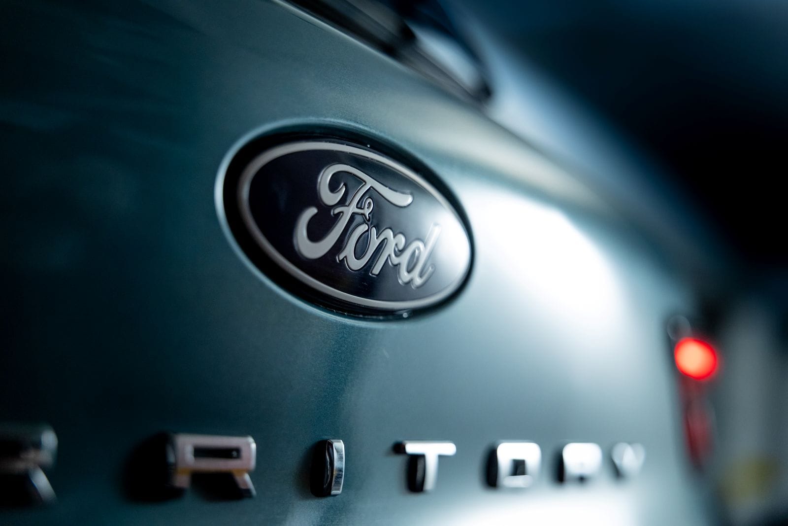 Ford Territory Platinum: la versión tope de gama que llega con más lujo y tecnología V12MAGAZINE Ford completa la familia Territory en Colombia con una versión Platinum que mantiene el sistema híbrido de 240 hp, pero eleva el nivel de confort, tecnología y asistencia al conductor. V12MAGAZINE