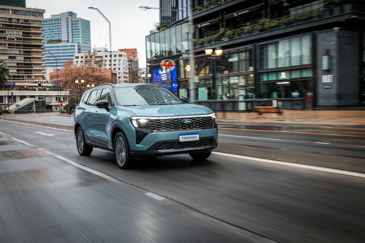Ford Territory Platinum: la versión tope de gama que llega con más lujo y tecnología V12MAGAZINE Ford completa la familia Territory en Colombia con una versión Platinum que mantiene el sistema híbrido de 240 hp, pero eleva el nivel de confort, tecnología y asistencia al conductor. V12MAGAZINE