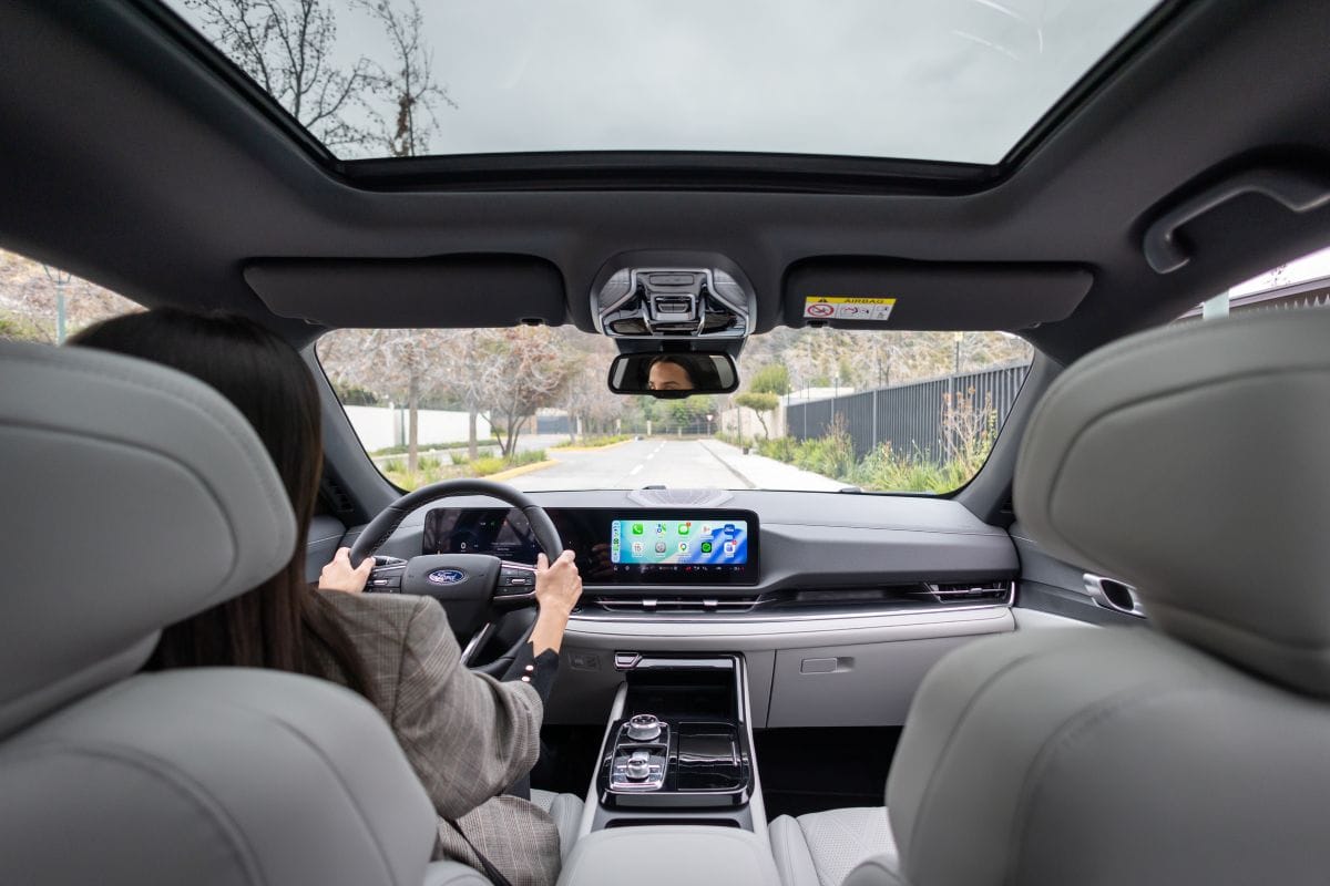 Ford Territory Platinum: la versión tope de gama que llega con más lujo y tecnología V12MAGAZINE Ford completa la familia Territory en Colombia con una versión Platinum que mantiene el sistema híbrido de 240 hp, pero eleva el nivel de confort, tecnología y asistencia al conductor. V12MAGAZINE