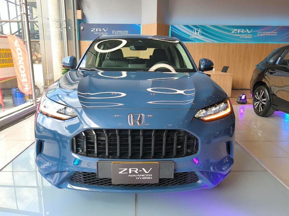 Honda ZR-V Advanced Hybrid: 1.300 km, el resultado de aprender a manejar un híbrido V12MAGAZINE La Honda ZR-V Advanced Hybrid enfrentó un recorrido Bogotá-Medellín en el que periodistas especializados buscaron el menor consumo aprovechando al máximo la tecnología e:HEV. V12MAGAZINE