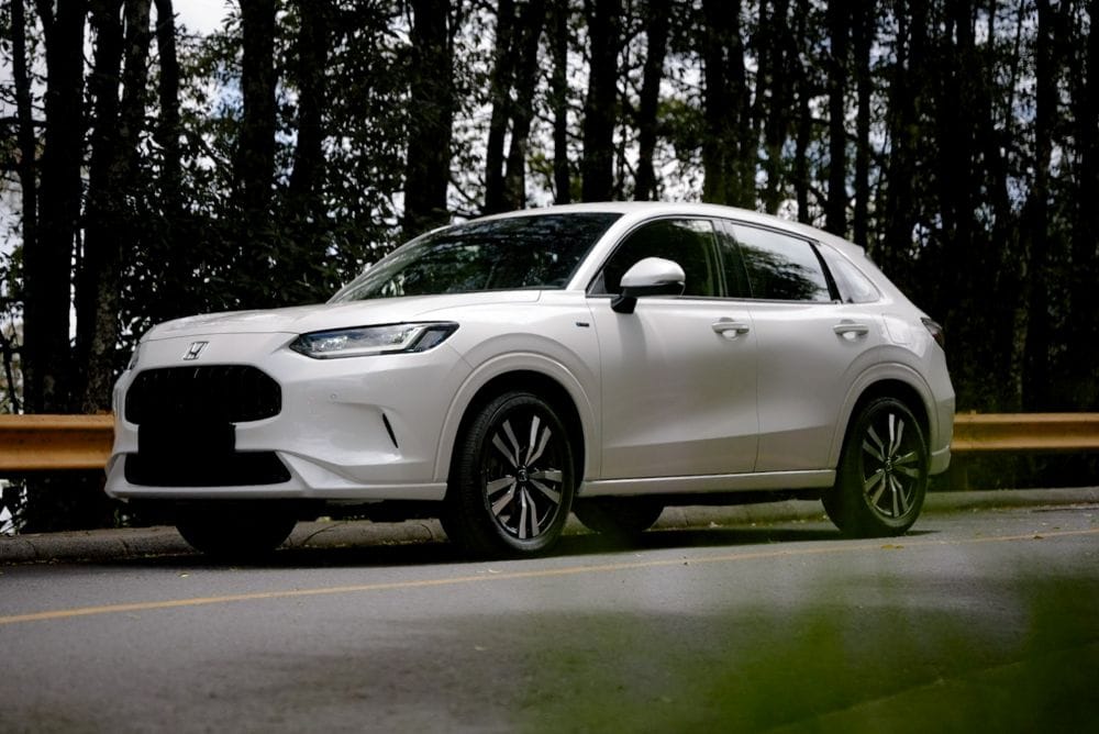 Honda ZR-V Advanced Hybrid: 1.300 km, el resultado de aprender a manejar un híbrido V12MAGAZINE La Honda ZR-V Advanced Hybrid enfrentó un recorrido Bogotá-Medellín en el que periodistas especializados buscaron el menor consumo aprovechando al máximo la tecnología e:HEV. V12MAGAZINE