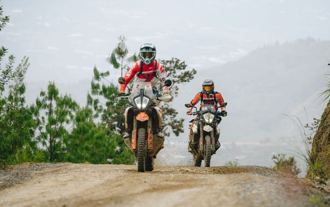 KTM y Husqvarna convierten parte de su aventura en conservación ambiental en Colombia V12MAGAZINE La alianza entre Autocolombiana, KTM, Husqvarna y Terrasos ya muestra sus primeros resultados y pone la conservación de los ecosistemas en el mismo camino de la aventura. V12MAGAZINE