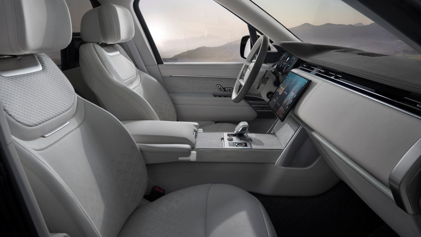 Range Rover Electric: el lujo británico se enfrenta a su transformación más importante V12MAGAZINE Range Rover Electric no representa simplemente la llegada de un nuevo SUV eléctrico: es el momento en que uno de los grandes símbolos del lujo automotor decide cambiar su corazón sin renunciar a su esencia. V12MAGAZINE