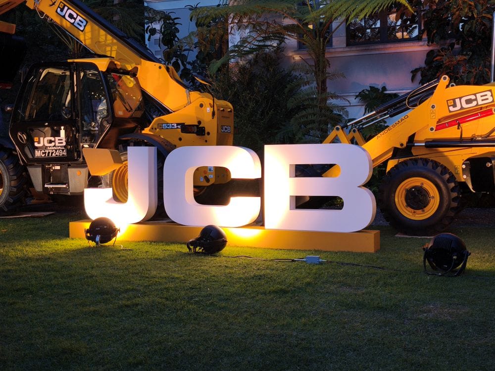La nueva operación de JCB en Colombia pone sobre la mesa algo que quienes trabajan con maquinaria pesada conocen bien: una máquina parada también cuesta dinero. V12MAGAZINE