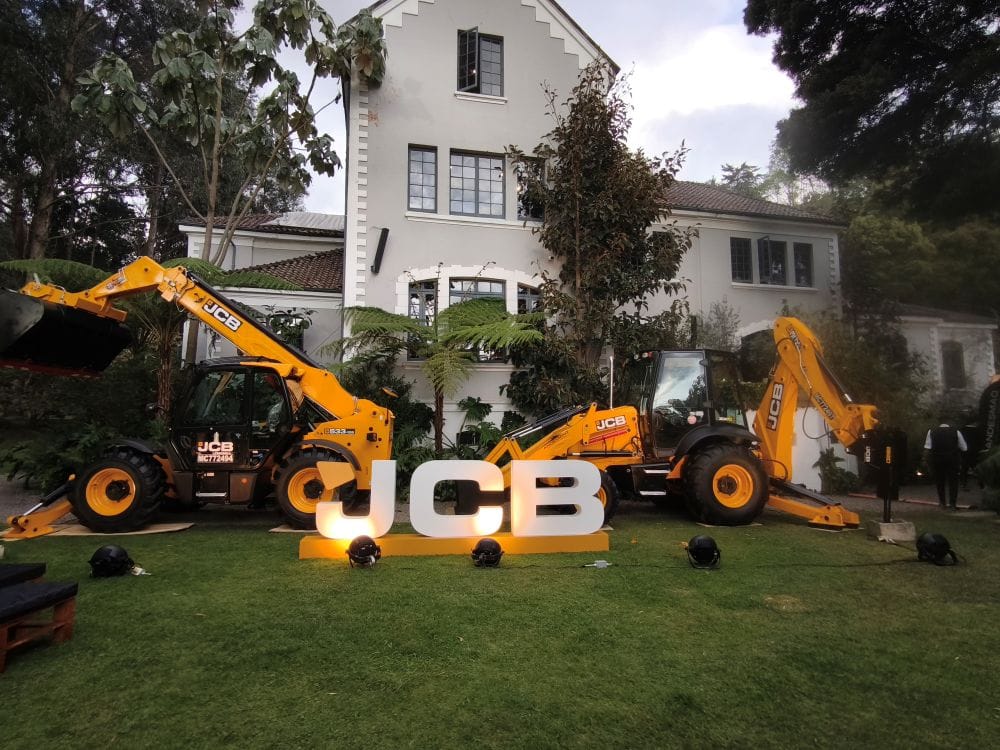 La nueva operación de JCB en Colombia pone sobre la mesa algo que quienes trabajan con maquinaria pesada conocen bien: una máquina parada también cuesta dinero. V12MAGAZINE