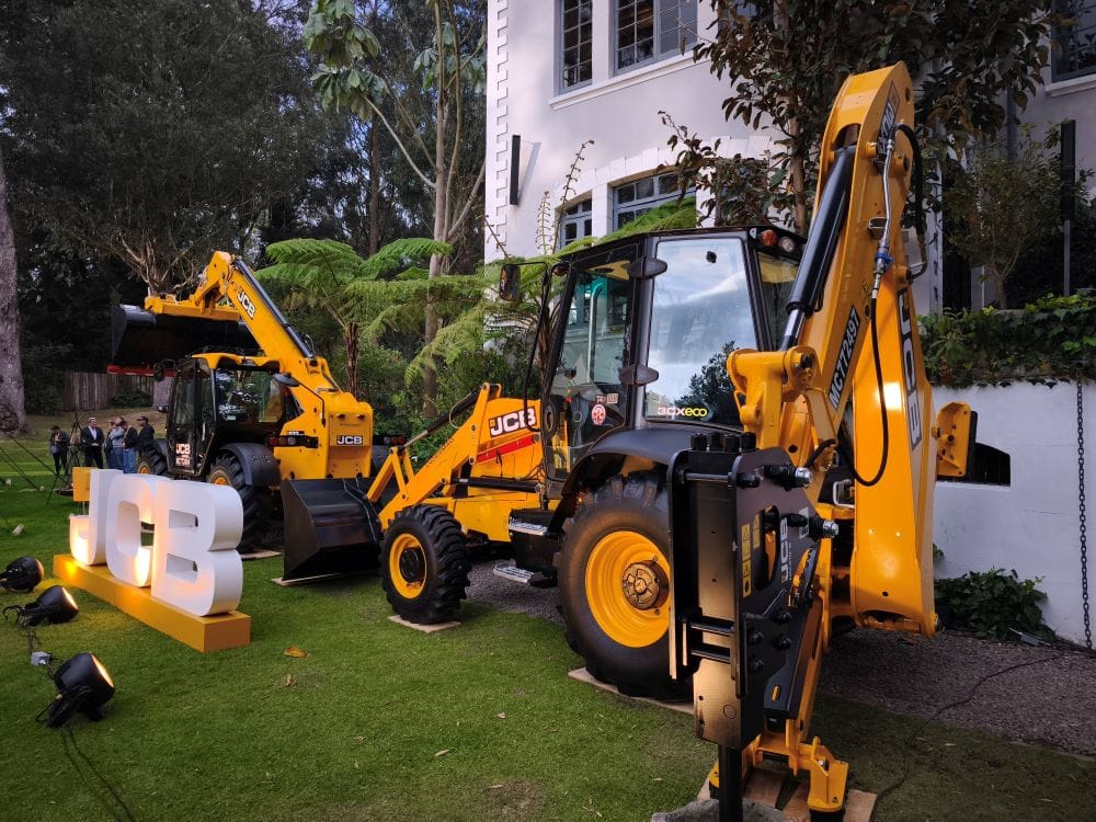 La nueva operación de JCB en Colombia pone sobre la mesa algo que quienes trabajan con maquinaria pesada conocen bien: una máquina parada también cuesta dinero. V12MAGAZINE