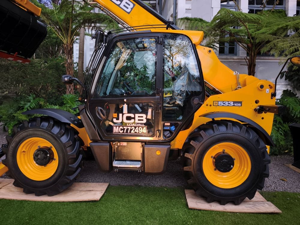 La nueva operación de JCB en Colombia pone sobre la mesa algo que quienes trabajan con maquinaria pesada conocen bien: una máquina parada también cuesta dinero. V12MAGAZINE