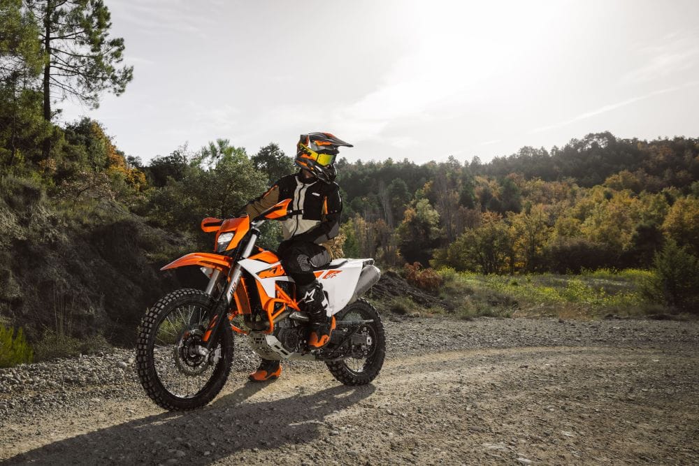 KTM y Husqvarna convierten parte de su aventura en conservación ambiental en Colombia V12MAGAZINE La alianza entre Autocolombiana, KTM, Husqvarna y Terrasos ya muestra sus primeros resultados y pone la conservación de los ecosistemas en el mismo camino de la aventura. V12MAGAZINE