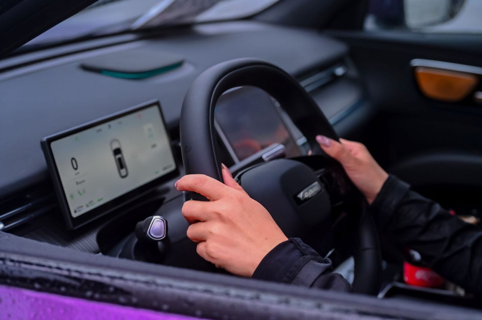 LEPAS prepara su llegada al mercado colombiano con una propuesta tecnológica que tiene en el sistema Súper Híbrido uno de sus principales argumentos. Así funciona la arquitectura que combina propulsión eléctrica, motor 1.5 TGDI y gestión inteligente de la energía. V12MAGAZINE
