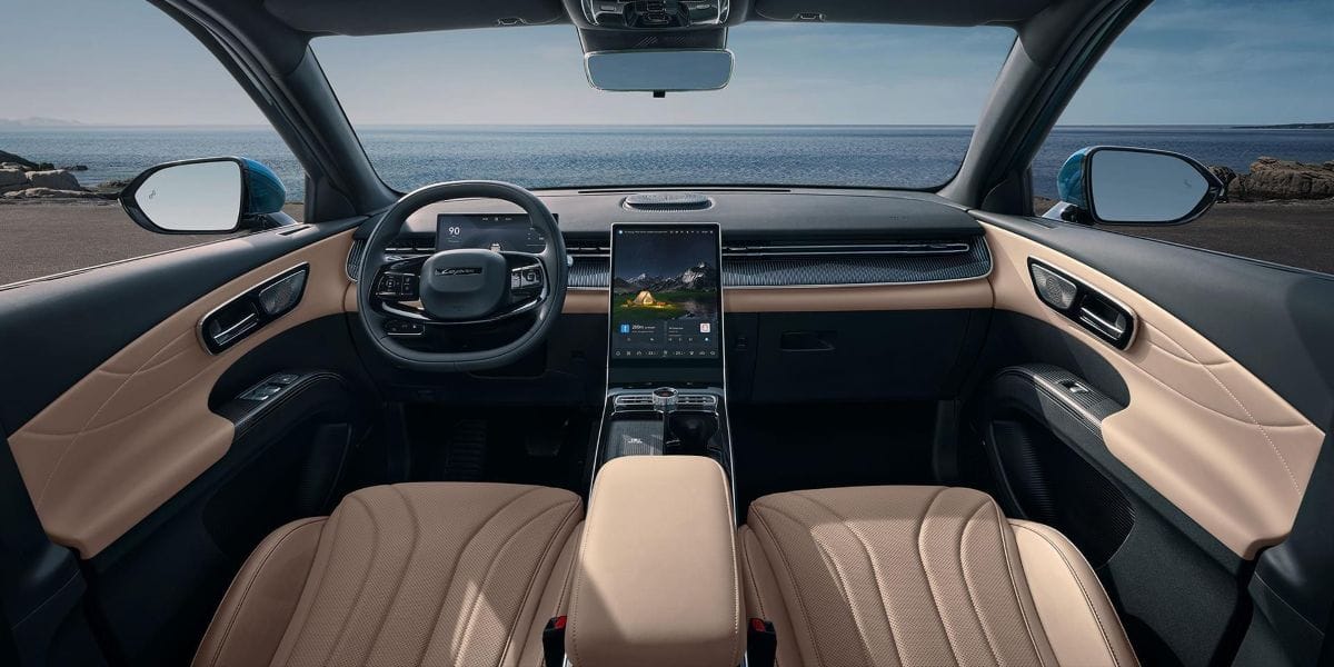 LEPAS prepara su llegada al mercado colombiano con una propuesta tecnológica que tiene en el sistema Súper Híbrido uno de sus principales argumentos. Así funciona la arquitectura que combina propulsión eléctrica, motor 1.5 TGDI y gestión inteligente de la energía. V12MAGAZINE
