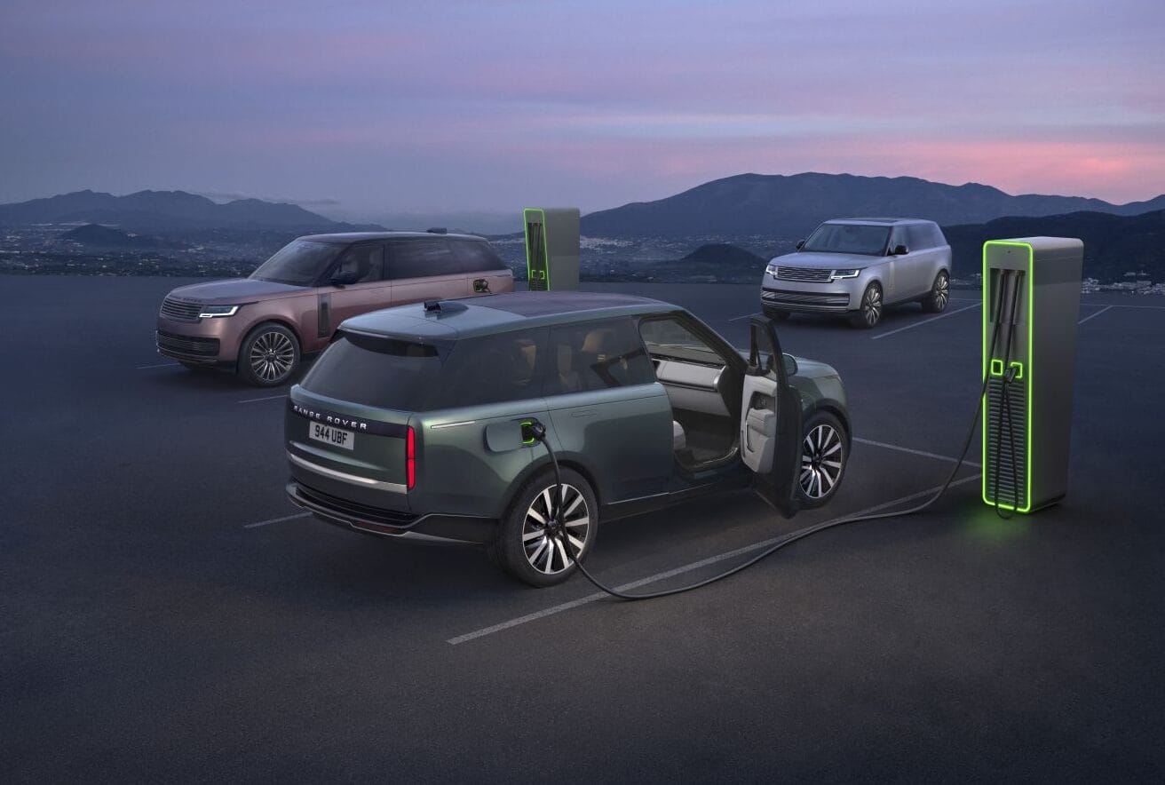 Range Rover Electric: el lujo británico se enfrenta a su transformación más importante V12MAGAZINE Range Rover Electric no representa simplemente la llegada de un nuevo SUV eléctrico: es el momento en que uno de los grandes símbolos del lujo automotor decide cambiar su corazón sin renunciar a su esencia. V12MAGAZINE