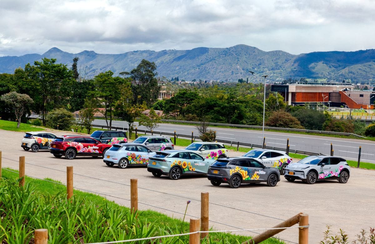 Caravana All Engine de carros eléctricos e híbridos: así podrían cambiar los viajes con mascotas V12MAGAZINE Una caravana de más de 30 vehículos electrificados recorrerá Bogotá y la Sabana con mascotas a bordo para explorar cómo cambia su experiencia de viaje. V12MAGAZINE