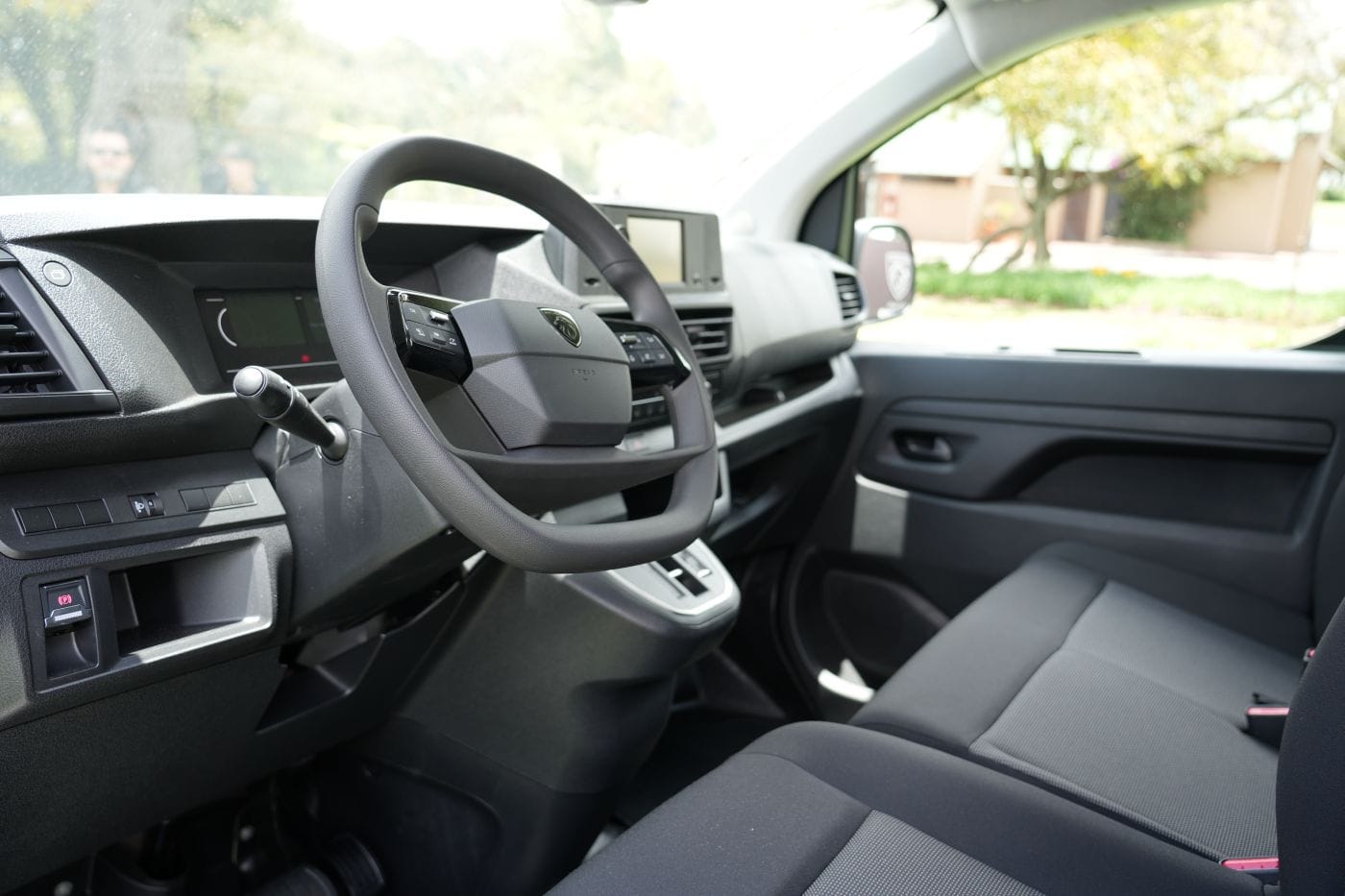 Peugeot Utilitarios: cuando la electrificación también tiene que trabajar V12MAGAZINE La electrificación también está llegando a las herramientas de trabajo. Peugeot amplía su oferta comercial con dos vans eléctricas pensadas para diferentes operaciones. V12MAGAZINE