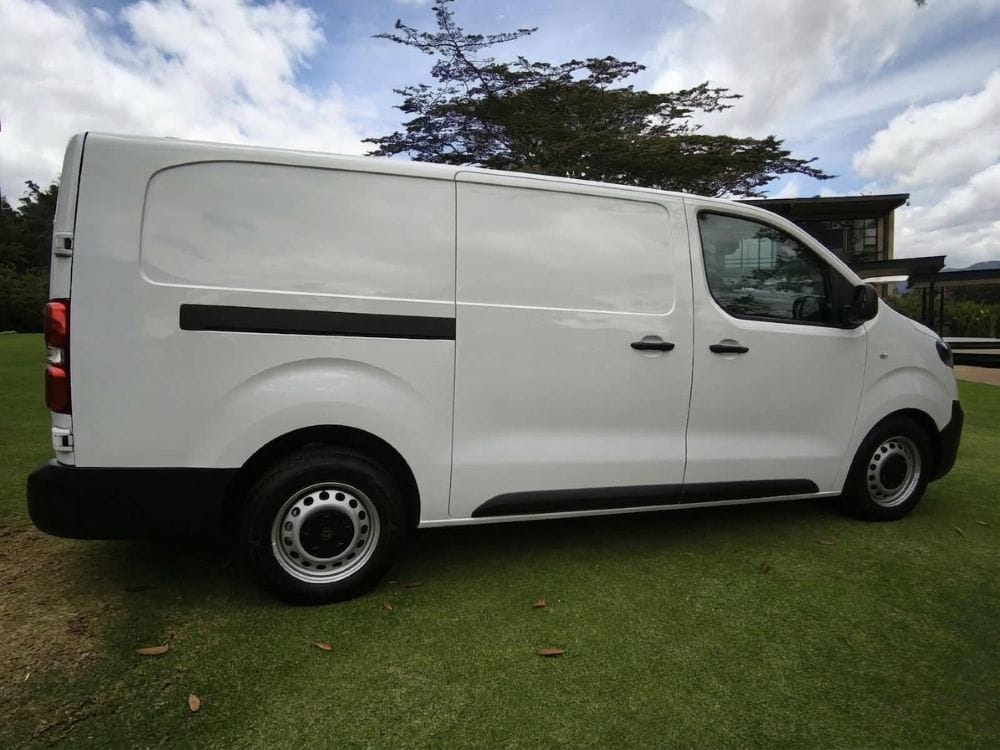 Peugeot Utilitarios: cuando la electrificación también tiene que trabajar V12MAGAZINE La electrificación también está llegando a las herramientas de trabajo. Peugeot amplía su oferta comercial con dos vans eléctricas pensadas para diferentes operaciones. V12MAGAZINE