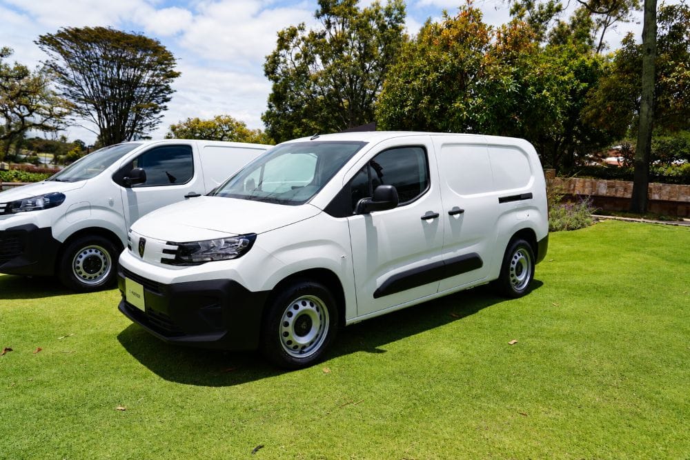 Peugeot Utilitarios: cuando la electrificación también tiene que trabajar V12MAGAZINE La electrificación también está llegando a las herramientas de trabajo. Peugeot amplía su oferta comercial con dos vans eléctricas pensadas para diferentes operaciones. V12MAGAZINE