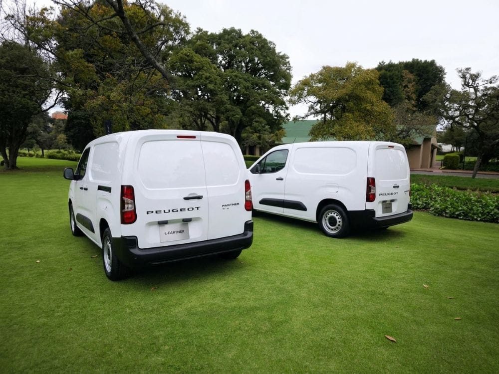 Peugeot Utilitarios: cuando la electrificación también tiene que trabajar V12MAGAZINE La electrificación también está llegando a las herramientas de trabajo. Peugeot amplía su oferta comercial con dos vans eléctricas pensadas para diferentes operaciones. V12MAGAZINE