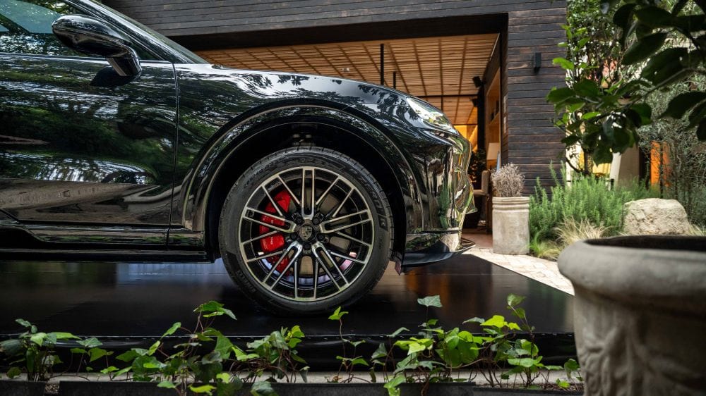 Porsche Cayenne Eléctrico: 1.156 HP para la SUV de producción más potente creado por la marca V12MAGAZINE El Cayenne entra en la era eléctrica en Colombia con una versión que supera los 1.000 caballos y combina aceleración de superdeportivo con autonomía, carga rápida y capacidad de remolque. V12MAGAZINE