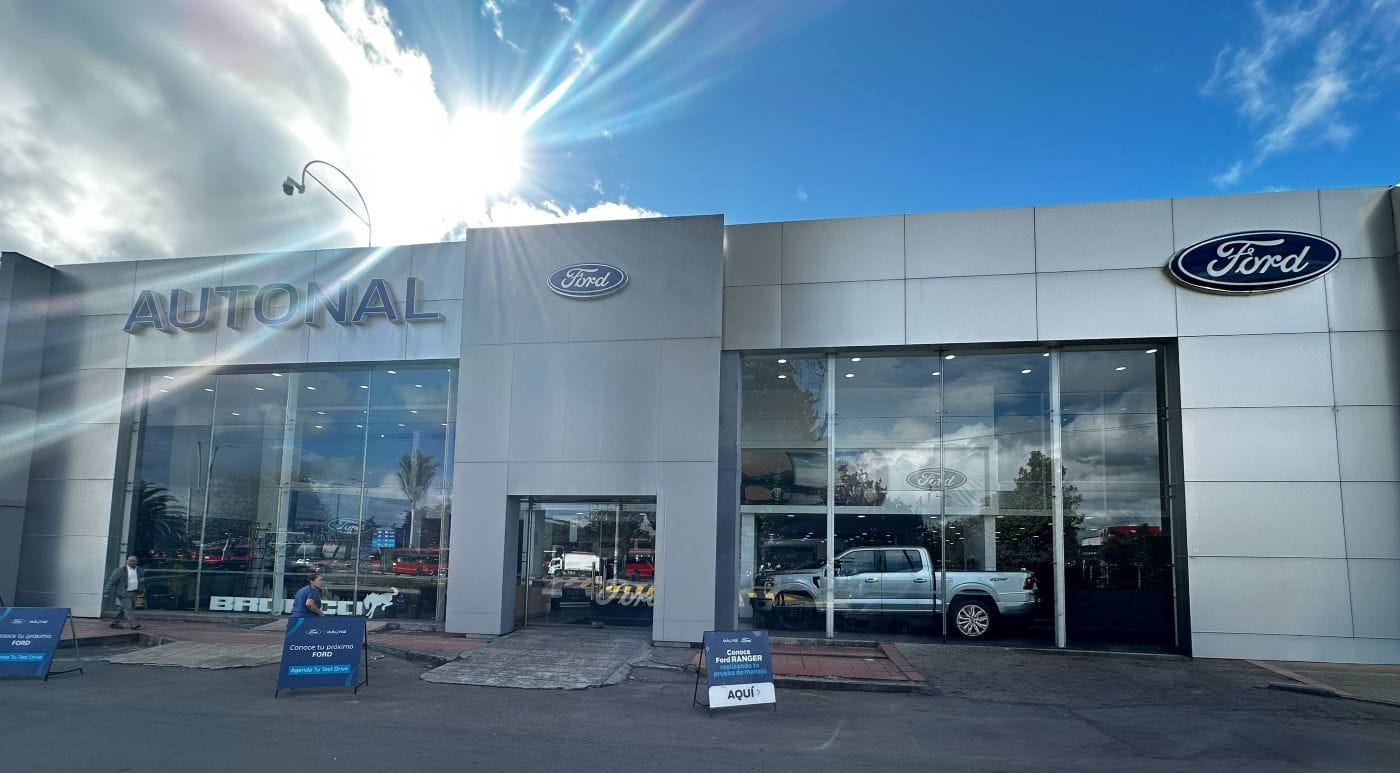 Autonal cambia de marcha: más marcas, nuevas ciudades y electrificación para crecer en Colombia V12MAGAZINE Autonal ya no quiere ser solamente el lugar donde un colombiano compra su próximo carro. Después de 62 años en el mercado, la compañía está ampliando su operación hacia nuevas ciudades, incorporando marcas y poniendo la electrificación en el centro de su estrategia para ganar participación en el negocio automotor. V12MAGAZINE