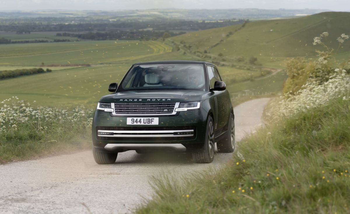 Range Rover Electric: el lujo británico se enfrenta a su transformación más importante V12MAGAZINE Range Rover Electric no representa simplemente la llegada de un nuevo SUV eléctrico: es el momento en que uno de los grandes símbolos del lujo automotor decide cambiar su corazón sin renunciar a su esencia. V12MAGAZINE