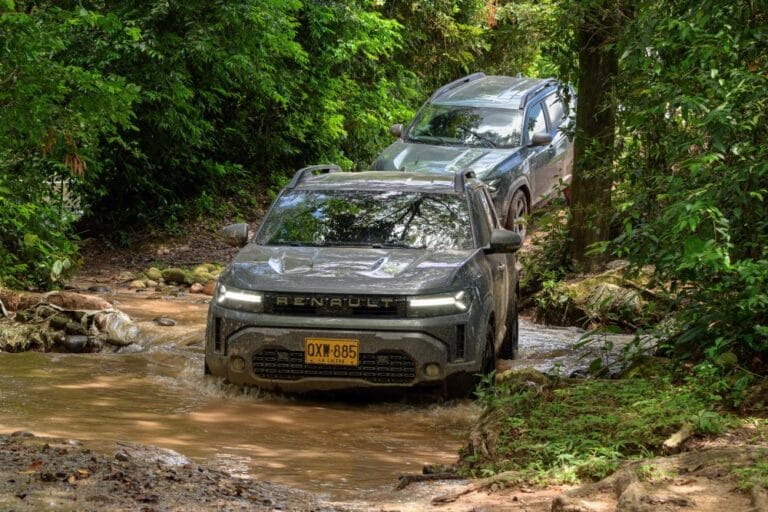 Renault Duster Hybrid E-Tech 4x4 de 150 hp en carretera colombiana