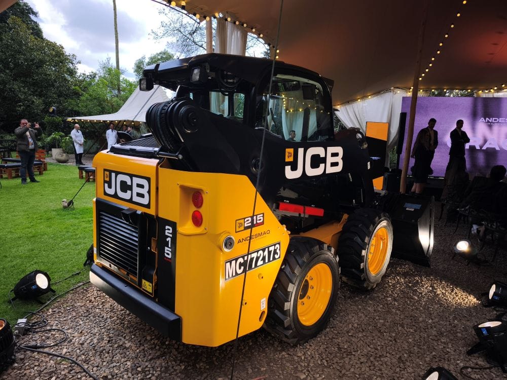 La nueva operación de JCB en Colombia pone sobre la mesa algo que quienes trabajan con maquinaria pesada conocen bien: una máquina parada también cuesta dinero. V12MAGAZINE