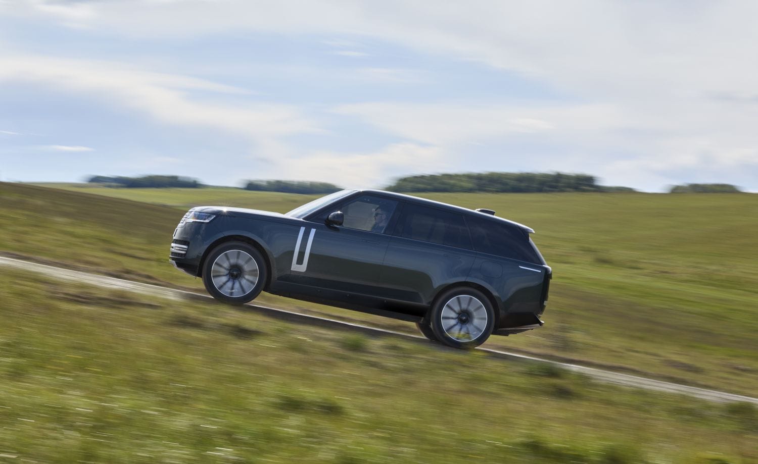 Range Rover Electric: el lujo británico se enfrenta a su transformación más importante V12MAGAZINE Range Rover Electric no representa simplemente la llegada de un nuevo SUV eléctrico: es el momento en que uno de los grandes símbolos del lujo automotor decide cambiar su corazón sin renunciar a su esencia. V12MAGAZINE