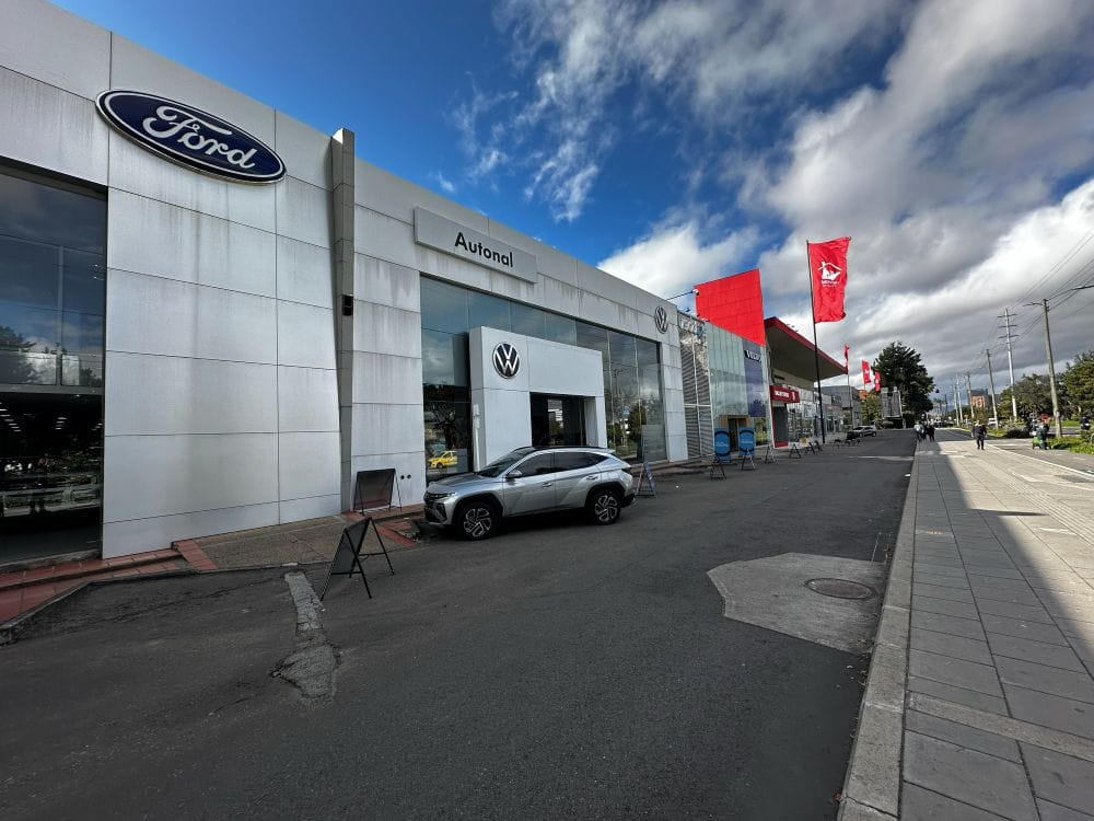 Autonal cambia de marcha: más marcas, nuevas ciudades y electrificación para crecer en Colombia V12MAGAZINE Autonal ya no quiere ser solamente el lugar donde un colombiano compra su próximo carro. Después de 62 años en el mercado, la compañía está ampliando su operación hacia nuevas ciudades, incorporando marcas y poniendo la electrificación en el centro de su estrategia para ganar participación en el negocio automotor. V12MAGAZINE