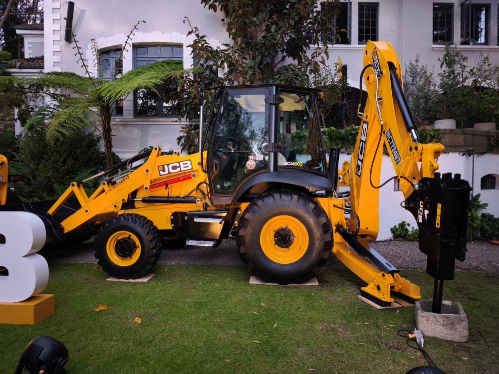 La nueva operación de JCB en Colombia pone sobre la mesa algo que quienes trabajan con maquinaria pesada conocen bien: una máquina parada también cuesta dinero. V12MAGAZINE