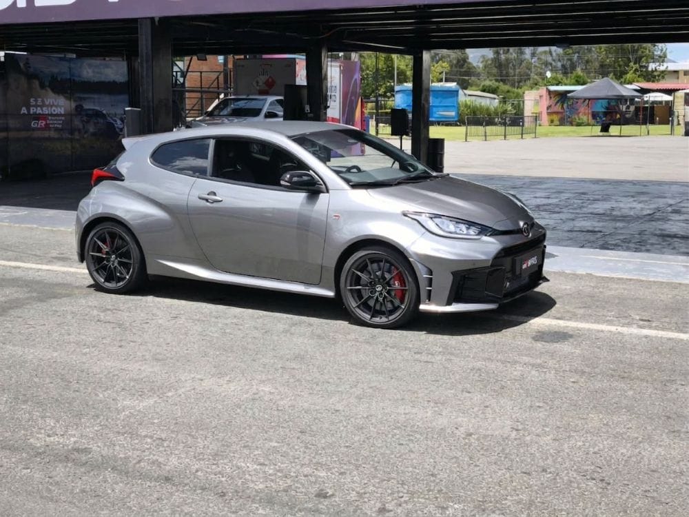 Toyota GR Yaris 2027: 296 HP, caja manual y una receta deportiva que pone al conductor primero V12MAGAZINE El nuevo Toyota GR Yaris 2027 llega a Colombia con una receta poco común: 296 HP, caja manual, tracción integral y apenas 1.280 kilos. V12MAGAZINE