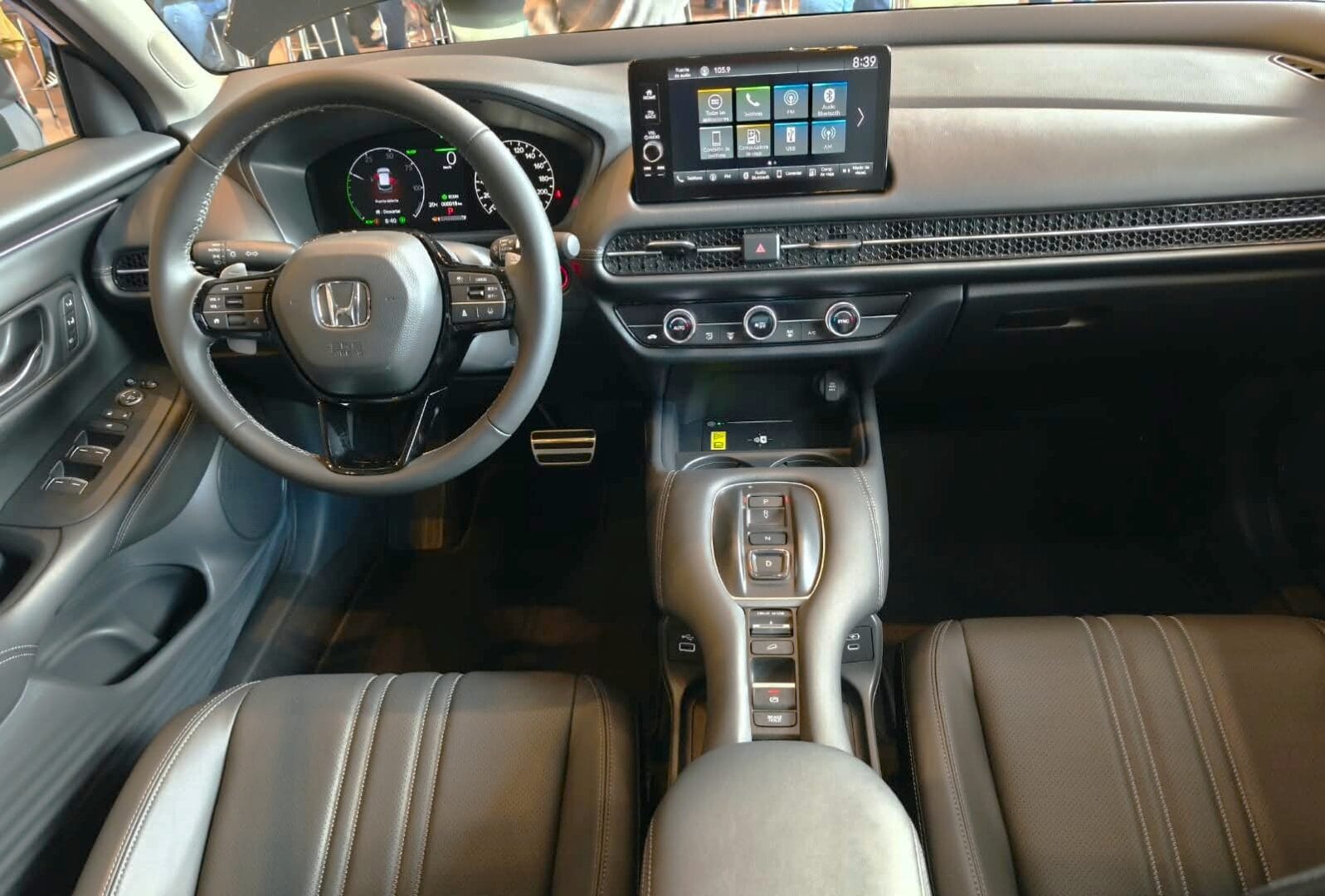 Honda ZR-V Advanced Hybrid: 1.300 km, el resultado de aprender a manejar un híbrido V12MAGAZINE La Honda ZR-V Advanced Hybrid enfrentó un recorrido Bogotá-Medellín en el que periodistas especializados buscaron el menor consumo aprovechando al máximo la tecnología e:HEV. V12MAGAZINE