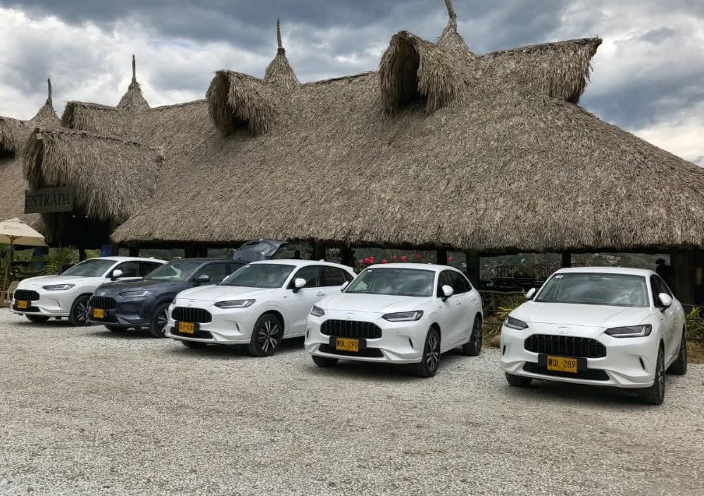 Honda ZR-V Advanced Hybrid: 1.300 km, el resultado de aprender a manejar un híbrido V12MAGAZINE La Honda ZR-V Advanced Hybrid enfrentó un recorrido Bogotá-Medellín en el que periodistas especializados buscaron el menor consumo aprovechando al máximo la tecnología e:HEV. V12MAGAZINE