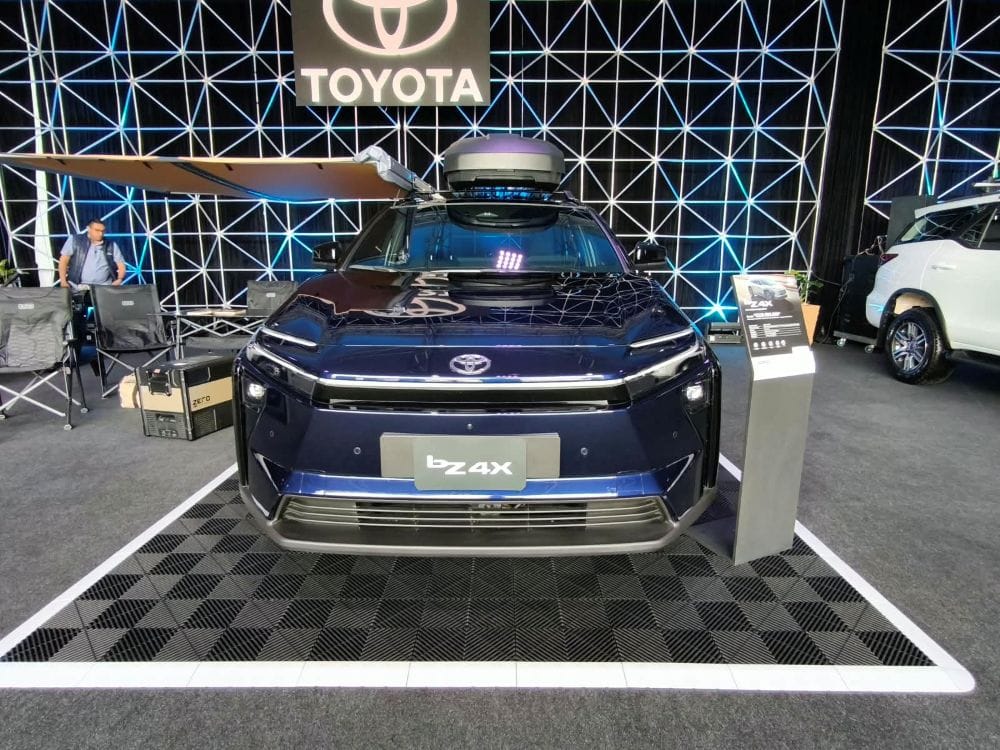 Toyota Fest 2026: una vitrina que muestra hacia dónde va Toyota en Colombia V12MAGAZINE Toyota Fest 2026 reúne en una misma vitrina un eléctrico, varios híbridos y modelos que llevan décadas asociados con la resistencia y el trabajo duro. V12MAGAZINE