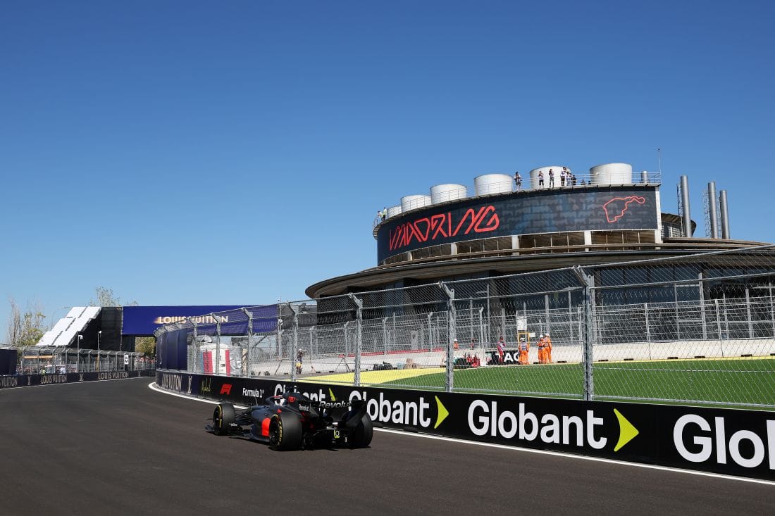 Kimi Antonelli domina el caos estratégico del primer GP del Madring V12MAGAZINE Kimi Antonelli no necesitó la pole para quedarse con la primera victoria de la Fórmula 1 en el Madring. En Madrid, la carrera se decidió tanto desde el volante como desde el muro. V12MAGAZINE