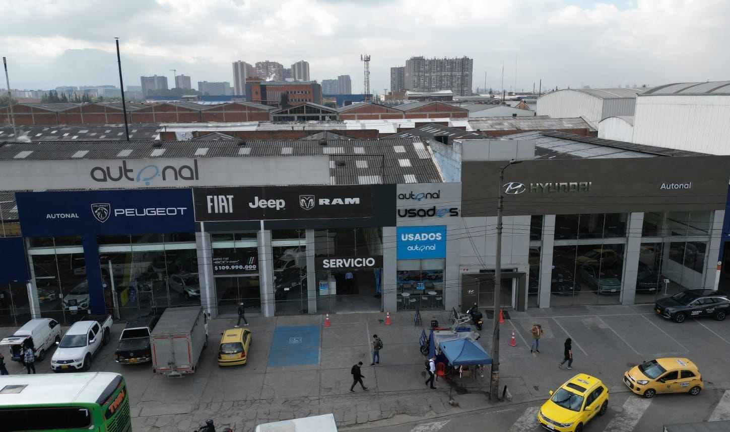 Autonal cambia de marcha: más marcas, nuevas ciudades y electrificación para crecer en Colombia V12MAGAZINE Autonal ya no quiere ser solamente el lugar donde un colombiano compra su próximo carro. Después de 62 años en el mercado, la compañía está ampliando su operación hacia nuevas ciudades, incorporando marcas y poniendo la electrificación en el centro de su estrategia para ganar participación en el negocio automotor. V12MAGAZINE
