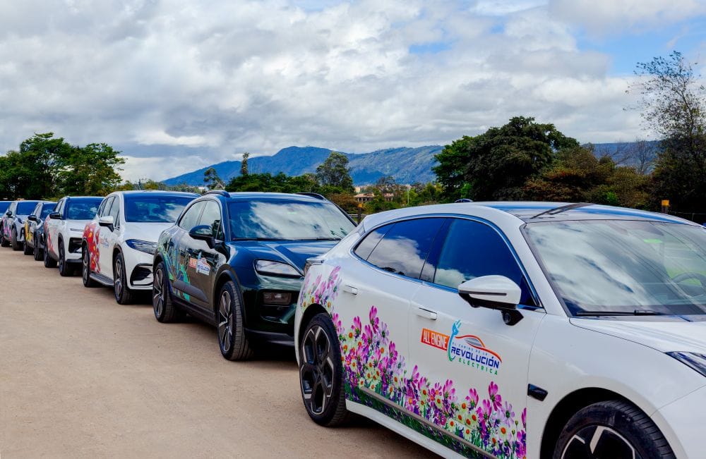 Caravana All Engine de carros eléctricos e híbridos: así podrían cambiar los viajes con mascotas V12MAGAZINE Una caravana de más de 30 vehículos electrificados recorrerá Bogotá y la Sabana con mascotas a bordo para explorar cómo cambia su experiencia de viaje. V12MAGAZINE