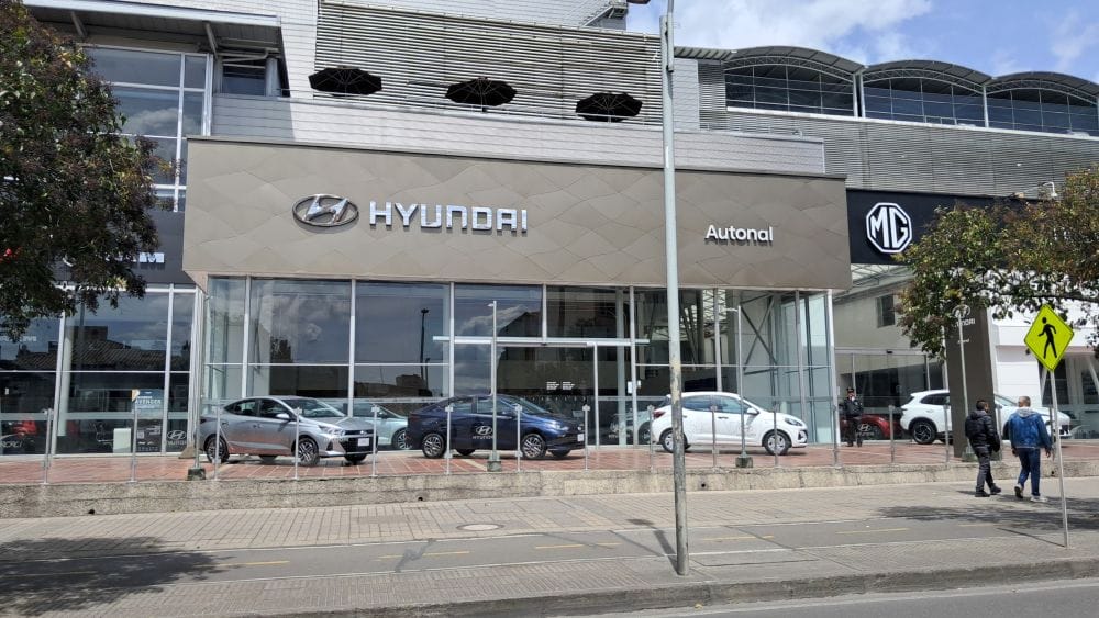 Autonal cambia de marcha: más marcas, nuevas ciudades y electrificación para crecer en Colombia V12MAGAZINE Autonal ya no quiere ser solamente el lugar donde un colombiano compra su próximo carro. Después de 62 años en el mercado, la compañía está ampliando su operación hacia nuevas ciudades, incorporando marcas y poniendo la electrificación en el centro de su estrategia para ganar participación en el negocio automotor. V12MAGAZINE