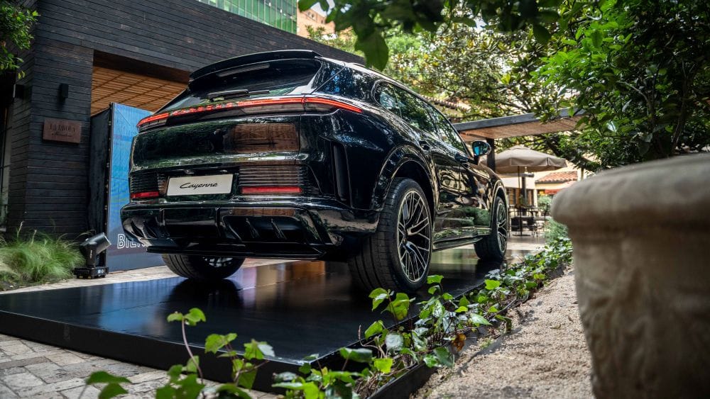 Porsche Cayenne Eléctrico: 1.156 HP para la SUV de producción más potente creado por la marca V12MAGAZINE El Cayenne entra en la era eléctrica en Colombia con una versión que supera los 1.000 caballos y combina aceleración de superdeportivo con autonomía, carga rápida y capacidad de remolque. V12MAGAZINE