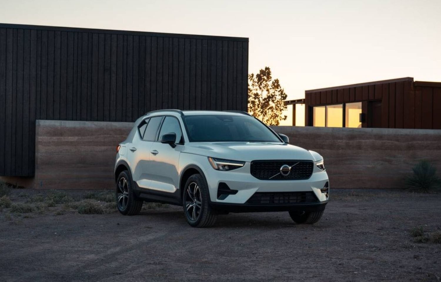 Volvo XC40 B4 Mild Hybrid: la electrificación premium cambia de puerta de entrada V12MAGAZINE Volvo XC40 B4 Mild Hybrid llega a Colombia apostando por una electrificación accesible, combinando tecnología híbrida ligera, formato SUV compacto y un precio de entrada desde $189 millones. V12MAGAZINE