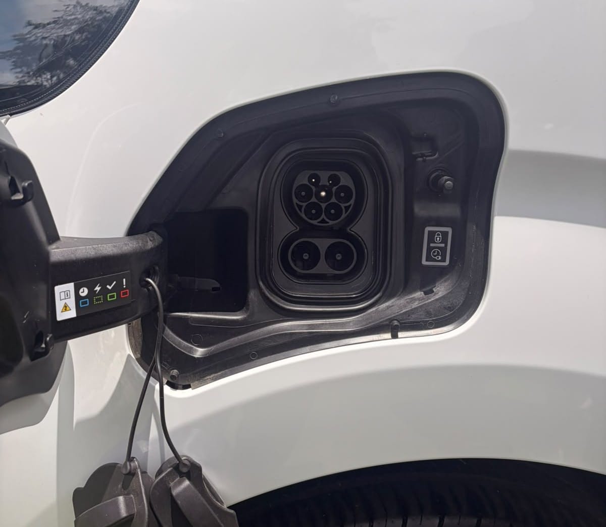 Peugeot Utilitarios: cuando la electrificación también tiene que trabajar V12MAGAZINE La electrificación también está llegando a las herramientas de trabajo. Peugeot amplía su oferta comercial con dos vans eléctricas pensadas para diferentes operaciones. V12MAGAZINE